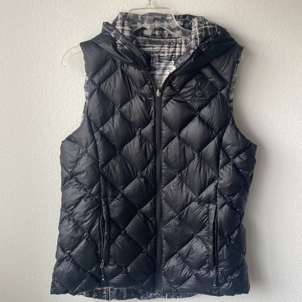 Gerry vest size Large Black and patterned reverisble and packable